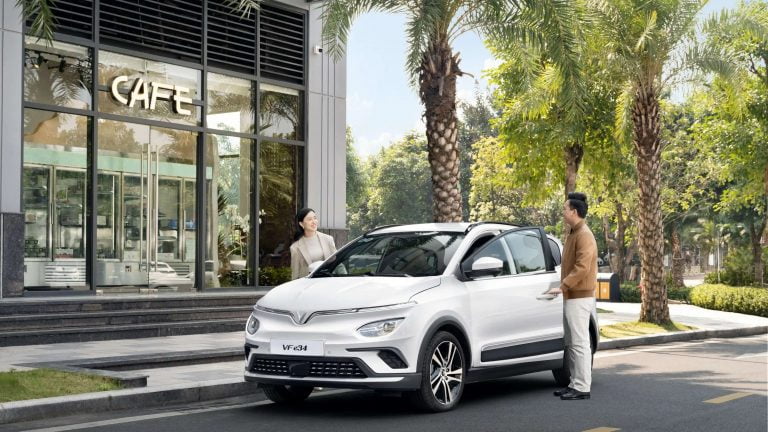 xe ô tô điện vinfast VF e34 đón khách