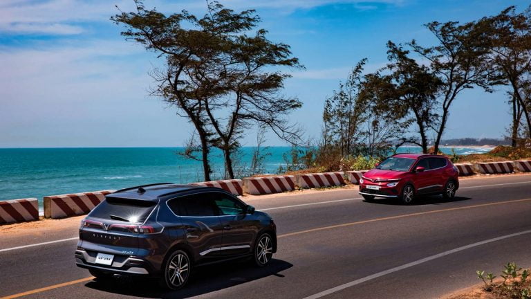 xe ô tô điện vinfast VF e34 đen và đỏ