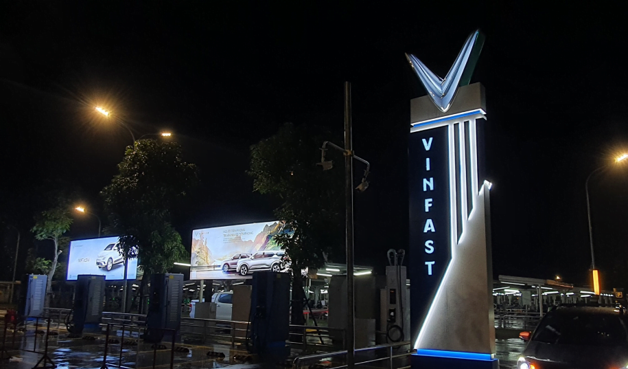 trạm sạc vinfast về đêm